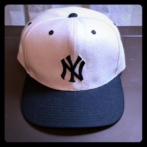 Vintage New Era Yankees baseball cap.